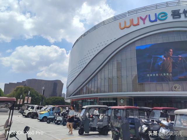 信华建国酒店和新城吾悦广场，如同商丘市中心城区的两颗璀璨明星