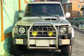 韩国街拍：方盒子越野，挂现代车标，造型像帕杰罗L047图片