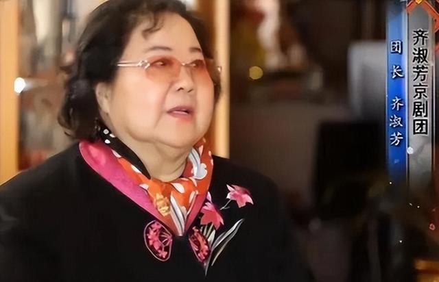 吃里扒外，永不回国？她带领30名演员选择留美，如今年过花甲归来