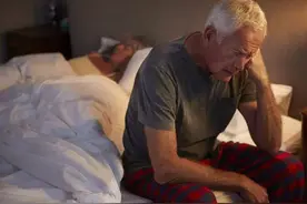 老年人失眠困扰不已！揭秘罪魁祸首。图片