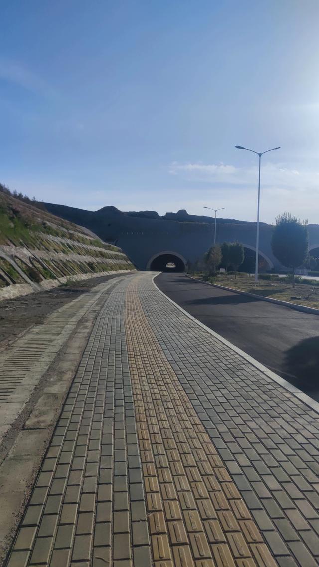 银川明长城遗址，五虎墩隧道上面，城墙断壁残垣，军堡形如土丘