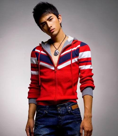 06年参加加油好男儿的张晓晨帅气自信迷人如今变成成熟稳重男人。