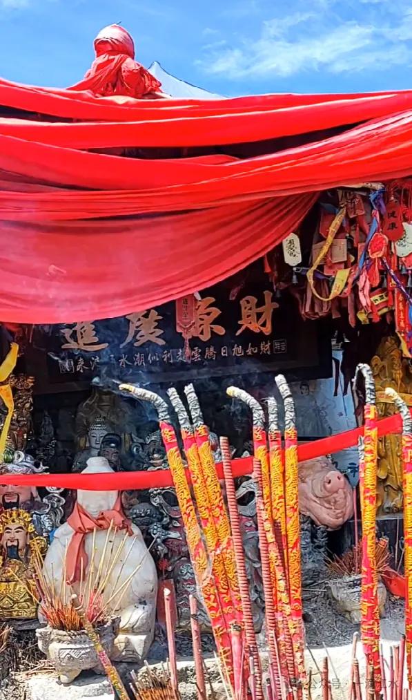 秭归长阳巴东交界的香龙山,香火旺盛,那里风景怎样?会开发么?