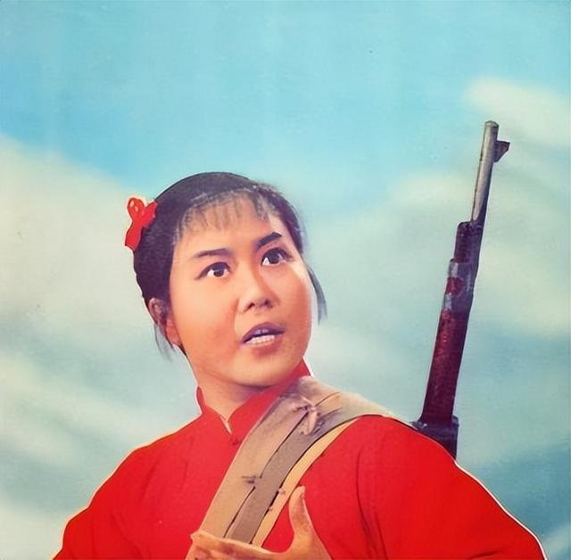 吃里爬外，永不回国？她带领30名演员选择留美，如今年过花甲归来