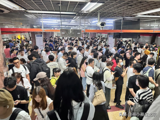 十一国庆节当天，北京地铁出现爆满的真实场景，一起看看有多夸张