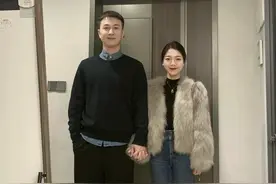 这才是真实版夫妻穿搭，男方衣服少但帅气，女方打扮洋气又漂亮图片