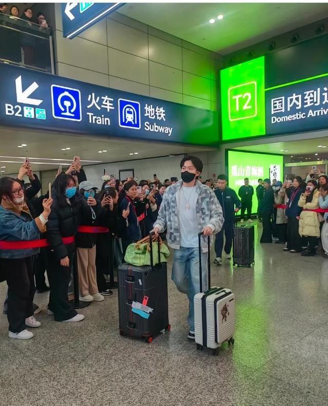 国乒抵达成都，孙颖莎等行李，王楚钦肖导聊的开心，邱导也跟赛了