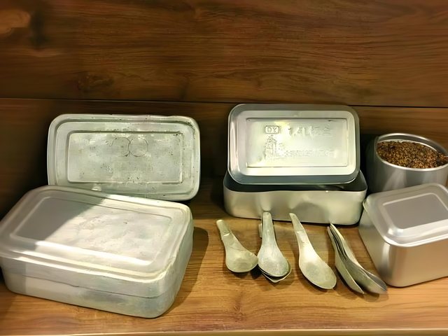 以前工人都用铝饭盒，为啥几十年间，这铝饭盒消失得无影无踪了？