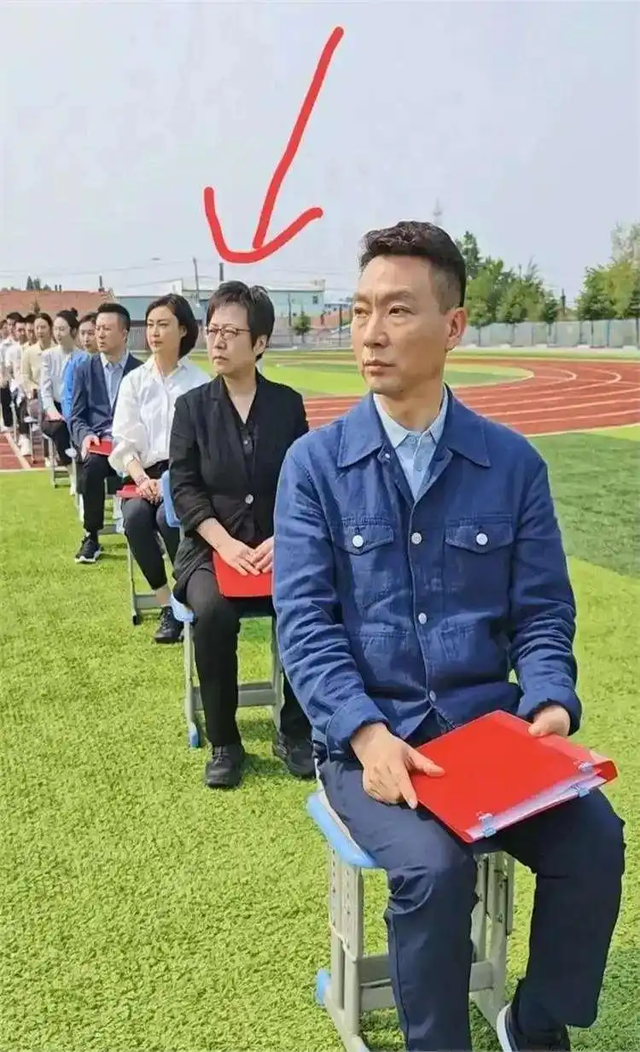 不要再为贺红梅感到惋惜了，55岁升任高官的她，早已走上另一路