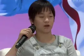 全红婵穿拖鞋接受采访被吐槽不懂礼仪，教练道出真相，真的不容易图片