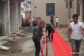 当年被医生说夭折了的小婴儿，现在找回了家，你说喜庆不喜庆图片