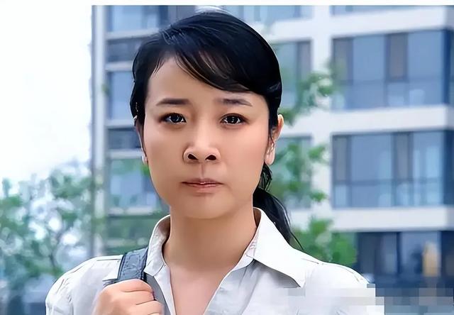 她是国家一级女演员，多次给坐轮椅丈夫戴绿帽，如今儿子也是演员