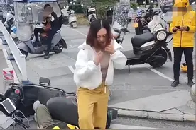 外卖小哥惨遭女子脚踩脸殴打后续：忍着断三根肋骨没还手，女子被刑拘，赔偿细节曝光，真的是能忍啊图片