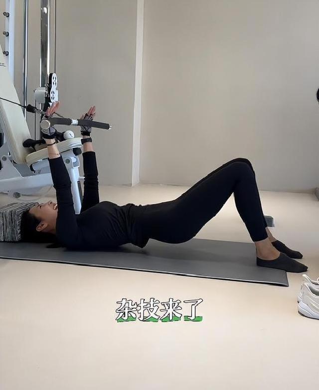 李纯婚后放纵开始还债了	，健身累到大腿颤抖，带上北京爷们一起练