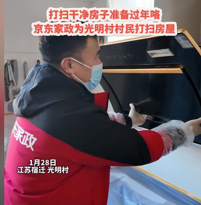 刘强东给老家送年货现场曝光，令人恶心的一幕出现，当场被人制止