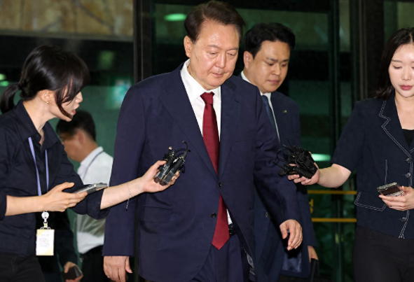 尹锡悦判了，伤害不大侮辱极强！韩国法院首度认定，需赔偿104人，金额曝光，李在明没了后顾之忧