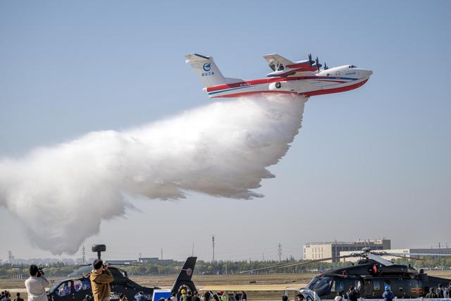 首次投水！AG600“鲲龙”亮相天津直博会