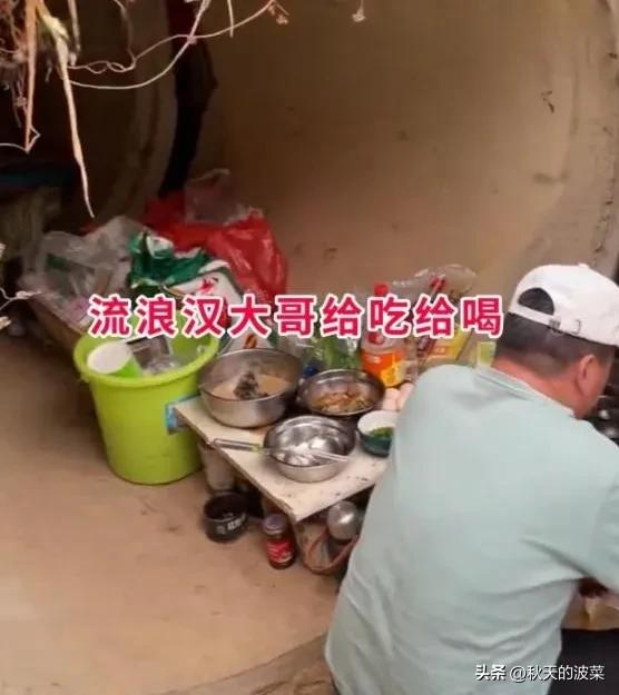 桥洞里住着个36岁女人，天天有人送吃送喝，她却说比打工自在多了