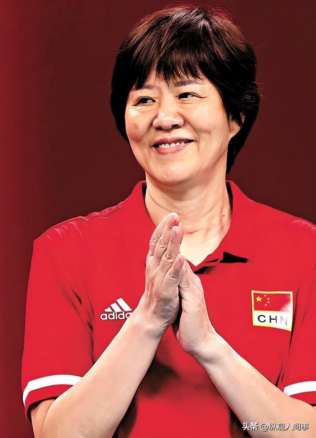 65岁郎平北京钓鱼	，穿九分裤好朴素，生图下脸凹苹果肌高耸认不出