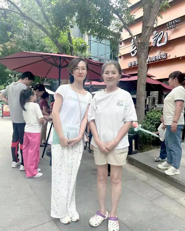 迟蓬超市被偶遇！白发拖鞋接地气，《生万物》演技咋这么绝？