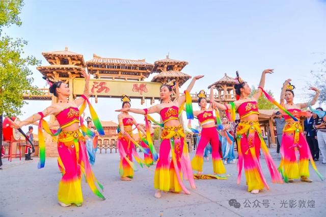 新疆“东天山来的骆驼队”参加盛大的入关欢迎仪式