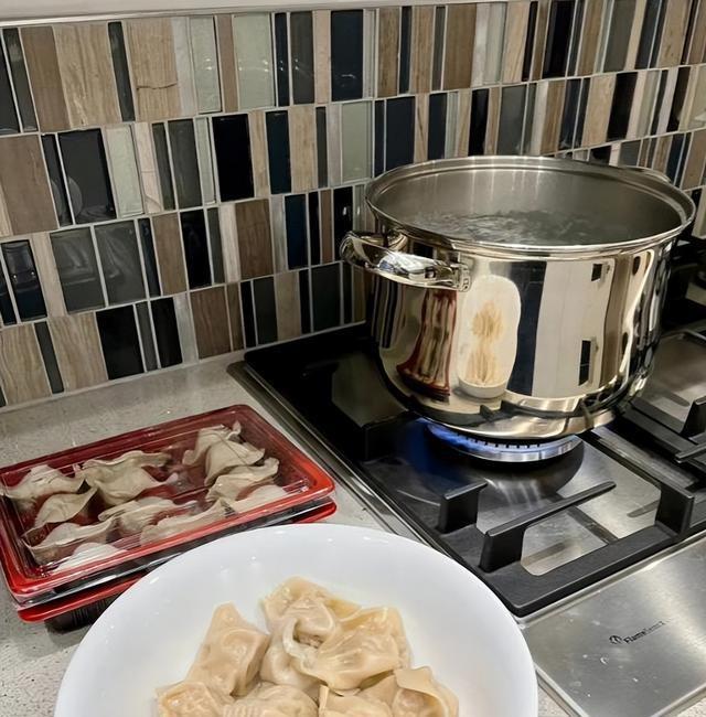 钱再多有什么用？64岁费翔不婚不育，终究为他“年少轻狂”买了单