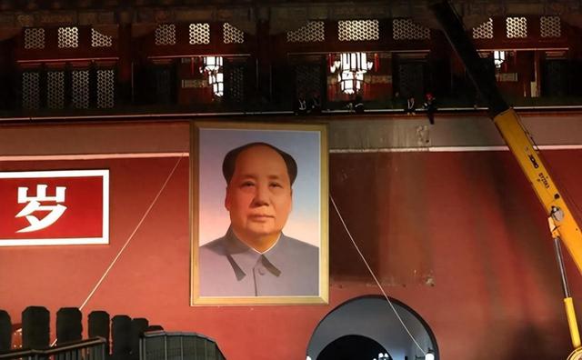 天安门城楼上，先后挂过12个人的画像，除了毛主席外，还有谁？