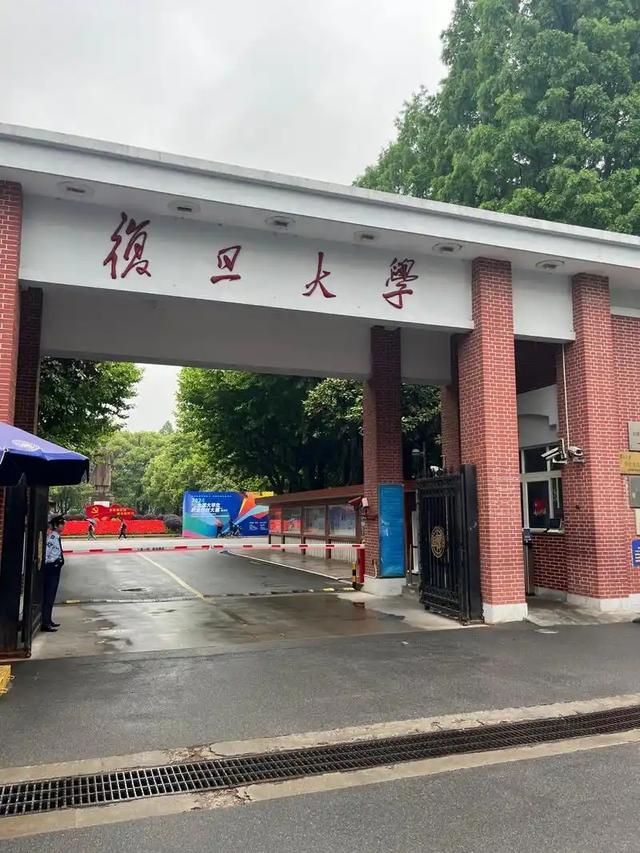 摩尔定律终结者？中国团队造出新闪存，薄如蝉翼性能强劲！