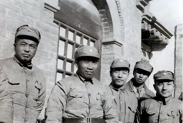 彭德怀要枪毙一名逃兵	，主席心软拦下，没想到救下一个未来的司令