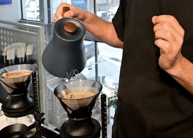 疯了！迪拜卖6980元天价咖啡刷新土豪纪录，到底谁在为价格买单？