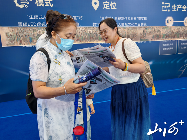 文博会第二天∣山西晚报文博会特刊受热捧 市民、游客持报纸逛会场