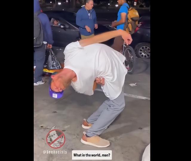 特朗普举着孩子照片，对哭泣的母亲承诺：我相信中国会执行死刑的