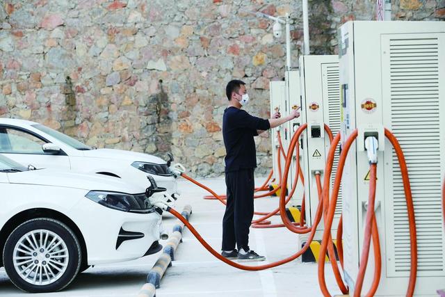 “金九银十”新能源汽车创纪录，谁掉队了？谁又靠性价比夺冠？