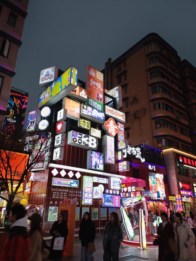 贵阳青云路，藏着烟火与新潮的夜