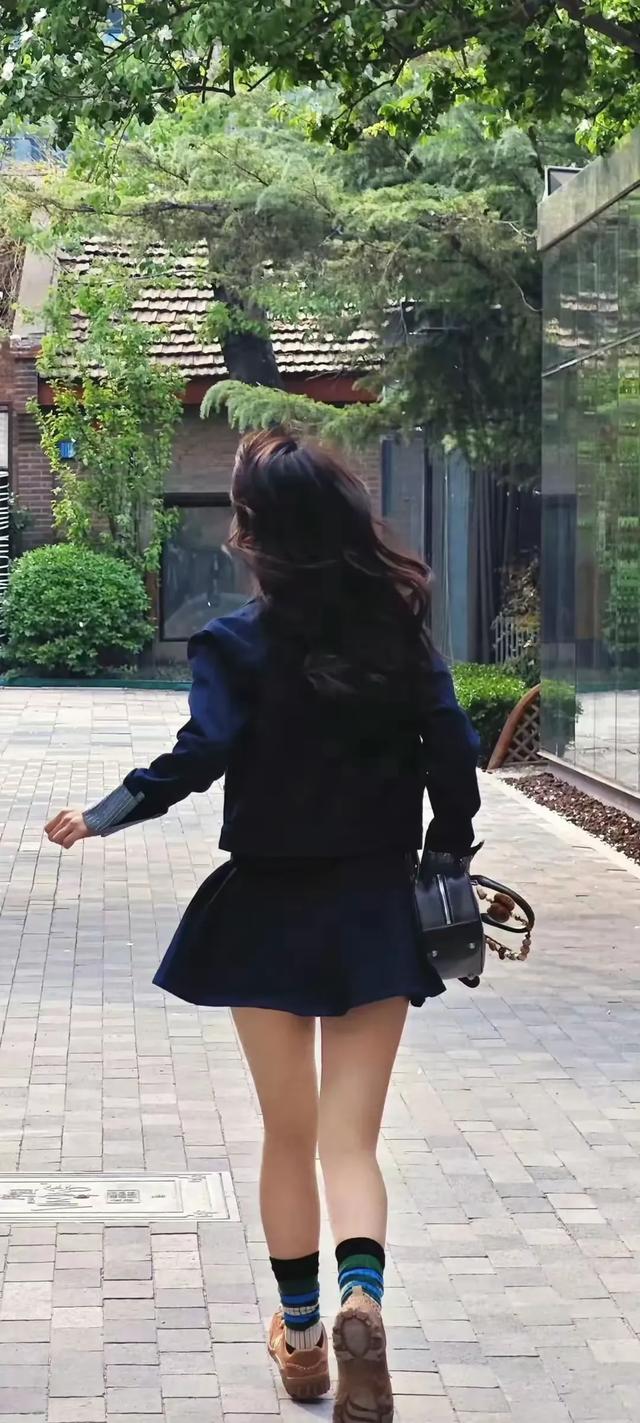 王冰冰也喜欢穿丝袜！整体搭配太美啦 看上去确实温柔贤惠的美少女