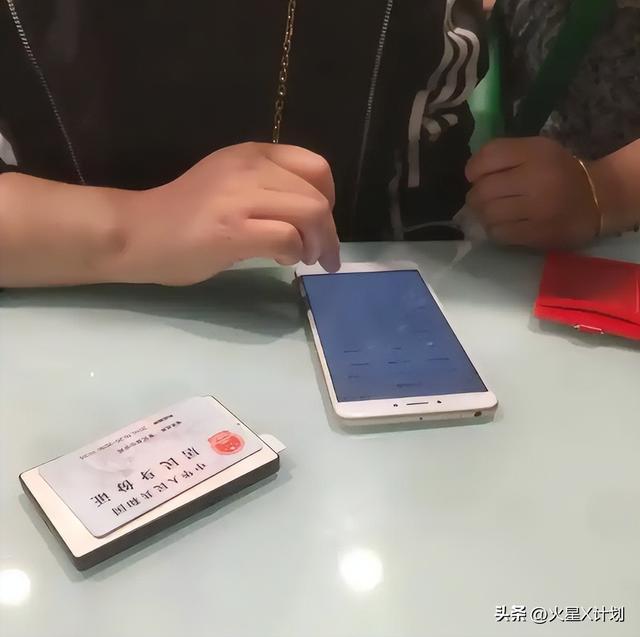 大批内鬼被抓！公安部披露惊人内幕，幕后黑手身份曝光，不简单