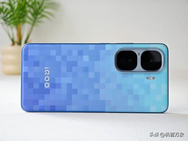 iQOO开案6.31英寸小屏性能机，处理器二选一未定，明年上半年发布