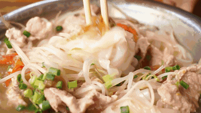 一半是安逸养老，一半是熬夜天堂！这座城冬天有鲜花，凌晨有人潮