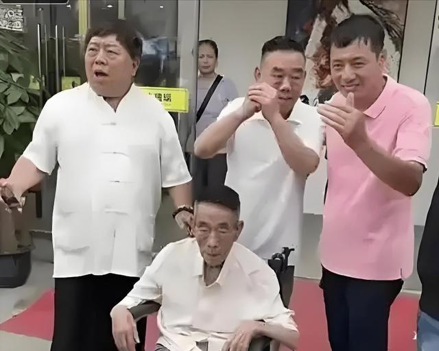 杨议曝冯巩缺席葬礼真相！打了俩电话没接，果断送来一纸公函