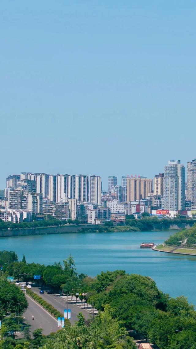 不敢想象周一的午后，走在沱江旁吹风有多舒服~