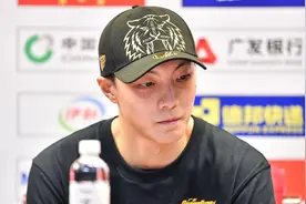 胡明轩踢伤赵继伟，郭艾伦场边发声质疑，赵继伟：小胡不是故意的图片
