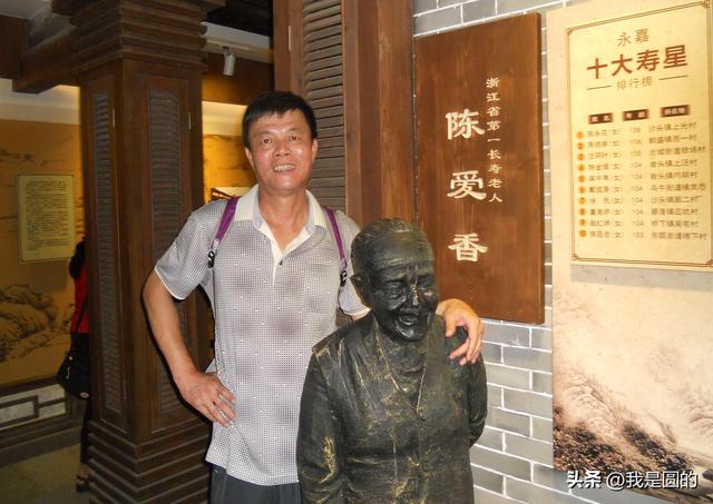 合璧：穿越古今：轻舟荡破一湖月，瘦马踏残千嶂烟。横批：走向你