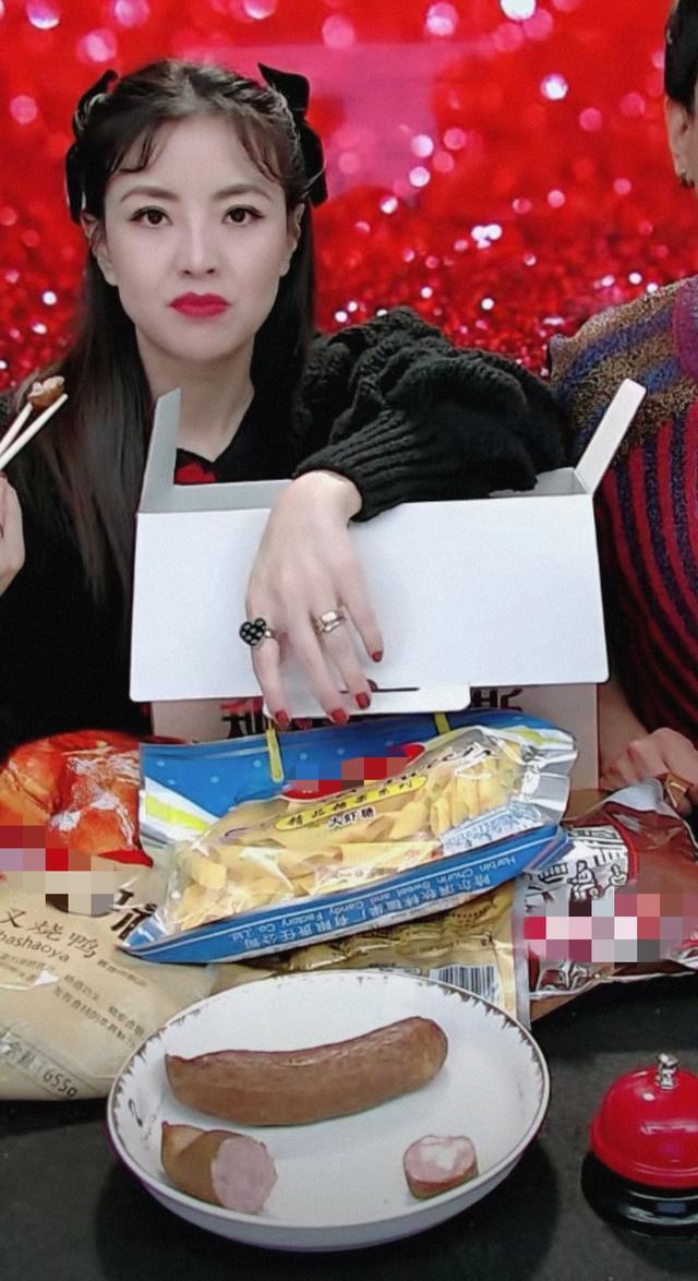 和撒贝宁同居四年，却转身和富豪在一起，没想到如今却沦落至此