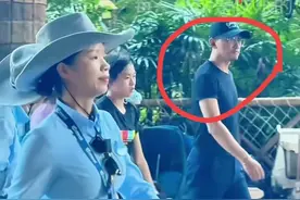 全红婵现身珠海长隆游乐园，这次她终于有保镖全程护驾了！图片