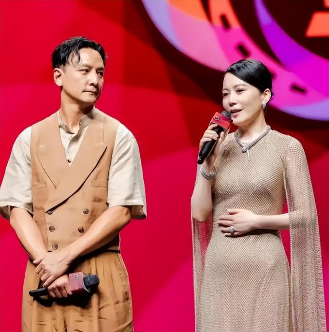至今未婚未育，身边却有男人陪了近 20 年！54 岁的她才是人间清醒