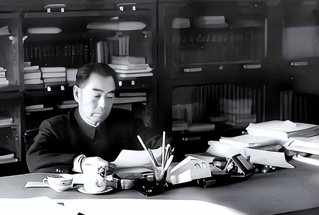 毛主席为何不参加周总理追悼会？华国锋说出实情：没什么隐瞒的