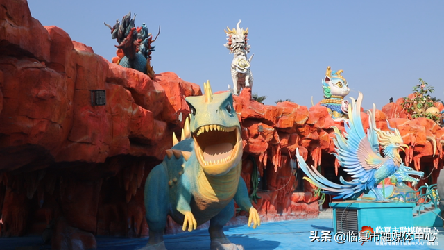 花仙藏河州韵，恐龙述亿年史！花开临夏不夜城景观，藏着独属于花都临夏的“精彩故事 文化浪漫”～