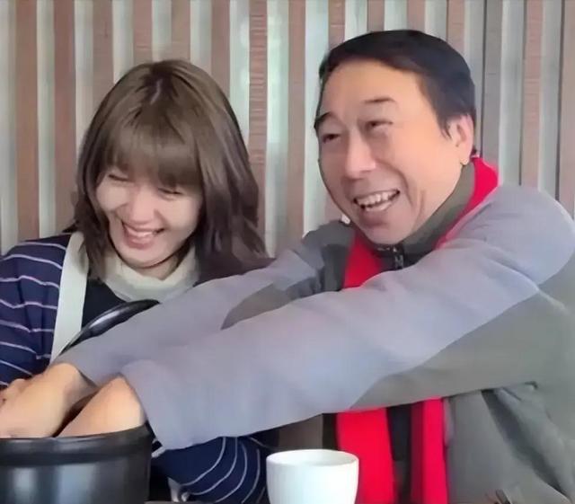 闫学晶没想到，2026年刚开始，68岁老搭档冯巩就给她上了生动一课