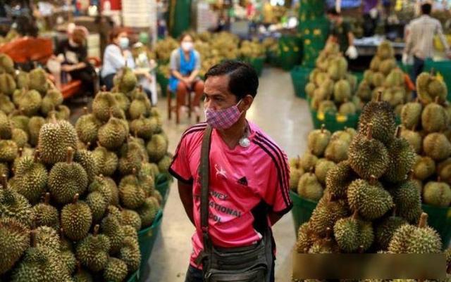 泰国大量水果腐烂，因为摊上的一句中文，中国游客：自己留着吧