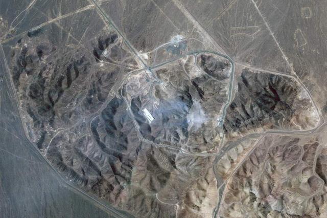 美航母打击群到位，特朗普亲自劝降伊朗，满足三个条件就饶一命？